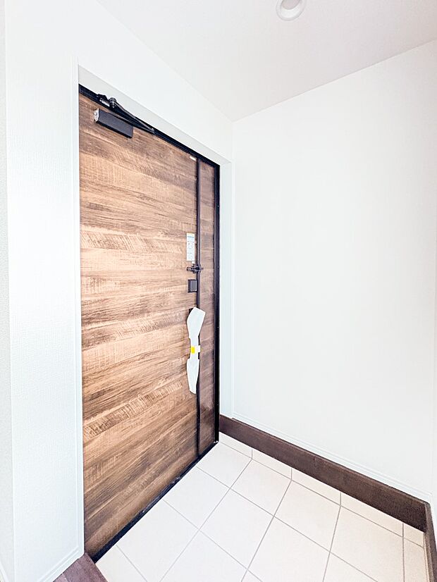 7号棟【玄関】スタイリッシュかつ品のある玄関。晴れの日も、雨の日も、風の日も、ご家族やお客さまを安心して迎えます。