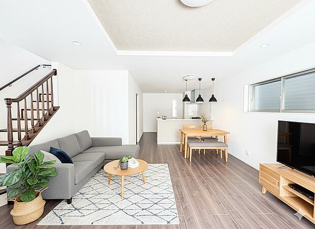 7号棟【LDK20.2帖】「リビング」通風・採光に優れ、心地よい光と風が溢れています。贅沢で豊かな居住性とプライドを満たすクオリティが見事に調和した住空間。新築ならではの快適なひとときをご体…