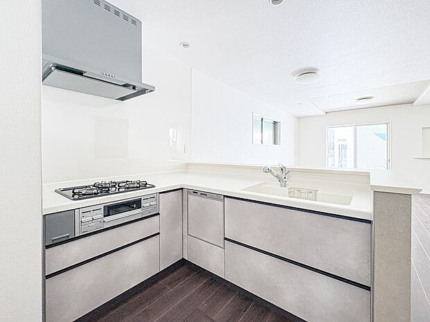 7号棟【キッチン】ナチュラルな自然光の中での調理。お洒落な食器類を余裕で収納できるスペース。動きやすい女性目線のキッチン動線。これからはお料理をつくる時間が劇的に変わります。