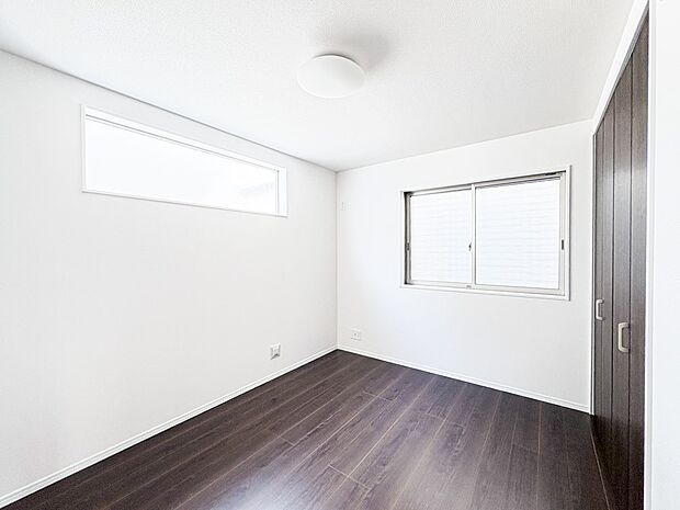 7号棟【子供部屋4.5帖】お子様のお部屋にぴったりなクロークを備えたフローリング仕様の洋室です。