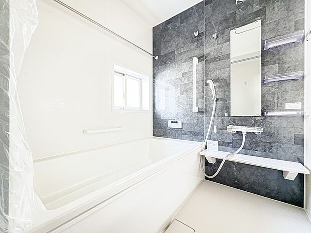 7号棟【浴室】浴室は一日の疲れを癒す場所だから、家族みんながゆったりできる快適設計。追い炊き機能付きオートバス。安定した温度で、いつでも快適に入浴できます。