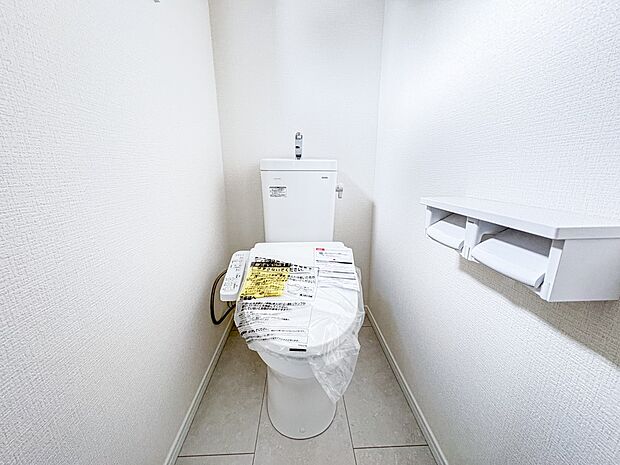 7号棟【トイレ】ウォシュレット付。快適で衛生的な洗浄機能付温水シャワートイレです。