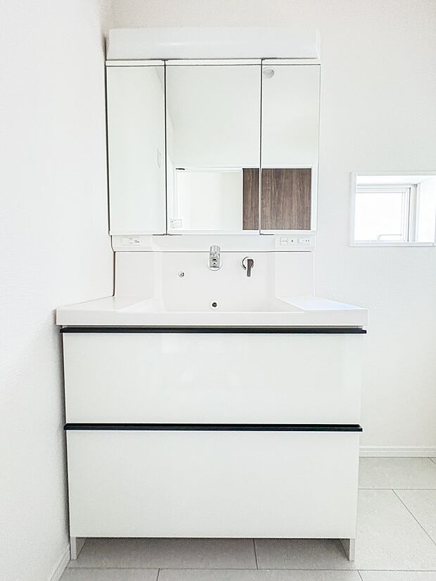 7号棟【洗面台】大きく見やすい三面鏡で清潔感ある洗面台は、身だしなみチェックや肌のお手入れに最適です。