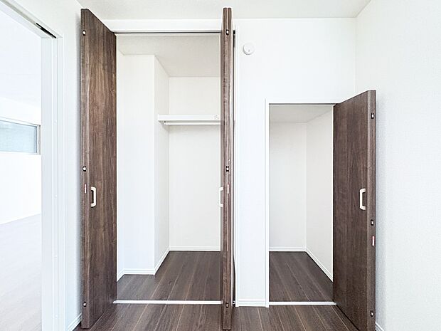 7号棟【収納】各所に配置された収納スペースは、洋服や小物はもちろんのこと、掃除機や日用予備品・お子様のおもちゃなど様々な物を収納して頂ける便利なスペースです。