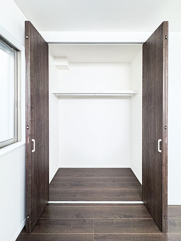 7号棟【ウォークインクローゼット】WICのメリットの1つ目は、1箇所にまとめて収納が出来ること。2つ目は、衣替えが必要ないこと。3つ目は、扉が少なくなり室内がスッキリ見えること。