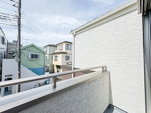 7号棟【バルコニー】朝の澄んだ空気や、夕方に吹く清々しい風を五感で感じられるバルコニー。屋外にあって、住まいの中でも本当の自然を感じられるスペースです。