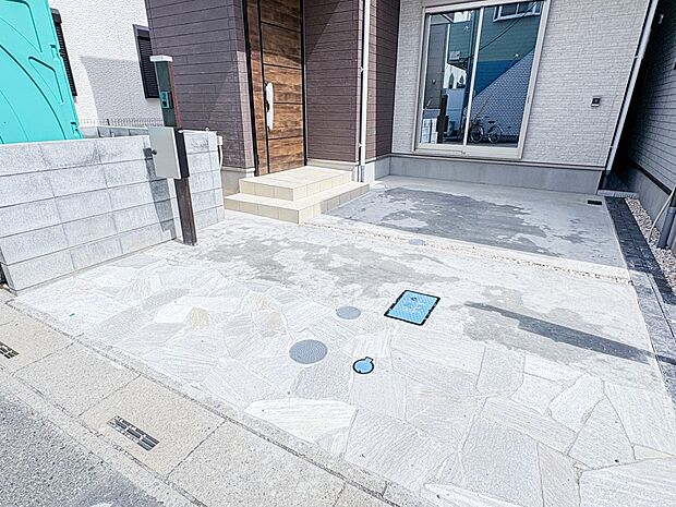 7号棟【駐車場】カースペース2台可。車が1台なら、来客用の駐車場や、駐輪スペースとしてご活用ください。