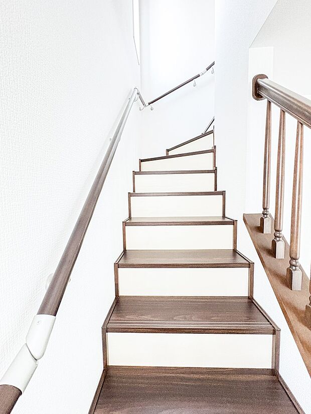 7号棟【階段】手すりがないと階段の昇り降りで危険なことはもちろん、壁に手をつきながら歩くことで壁紙が汚れやすくなります。すべての方に快適に昇り降りしていただくため、手すりを設置しました。