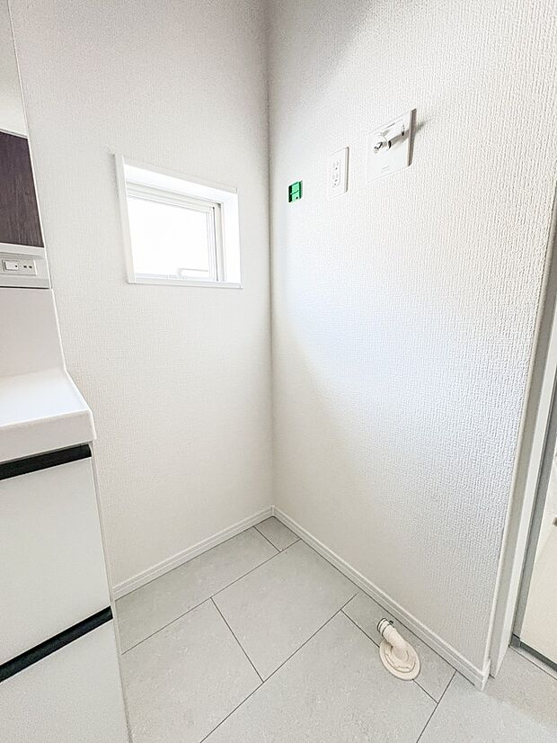 7号棟 ランドリースペースは広さもたっぷり。タオルなどをしまえる収納棚もあります。