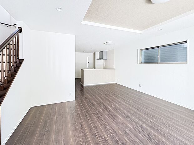 7号棟【リビングダイニング20.2帖】リビングにいるお子様と会話をしながら家事ができるカウンターキッチン。いま手があいているか、忙しそうなのか相手の様子を伺いながらコミュニケーションをとる訓…