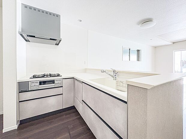 7号棟【ダイニングキッチン】料理をしながら、後片付けをしながら二人で会話を楽しみたい空間。