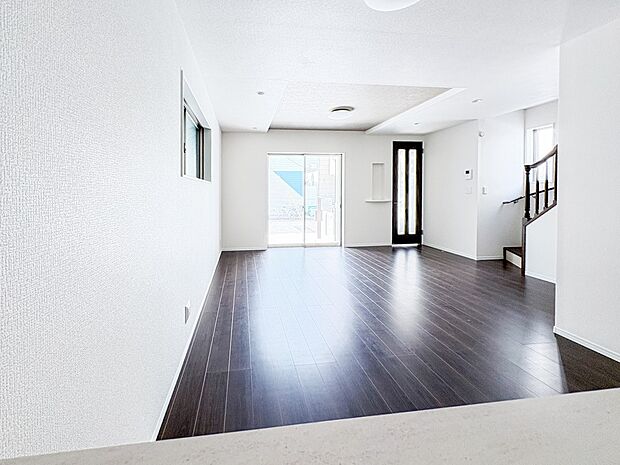 7号棟【ダイニング】ダイニングテーブルを置いても十分な広さが確保されています。