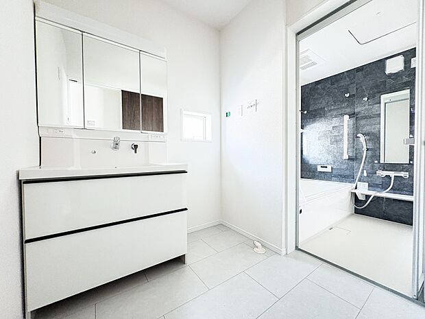 7号棟【脱衣所】脱衣所です。サニタリー収納付き。タオルや下着類等の保管場所として。