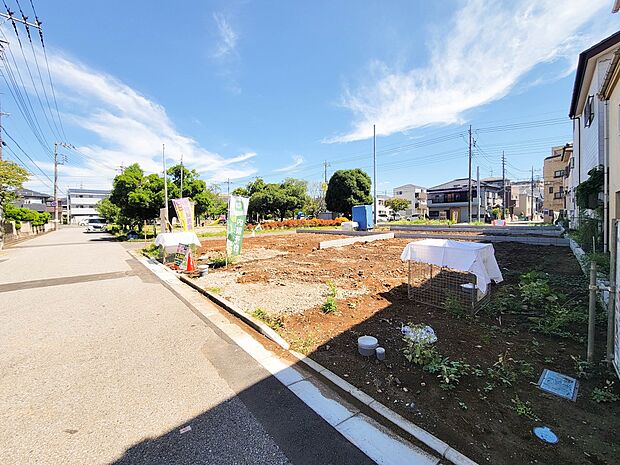 【外観】子様の通学も安心の小学校まで徒歩2分 。日々のお買い物も、コンビニやドラッグストアが徒歩3分圏内 に揃う、利便性の高いロケーションです。