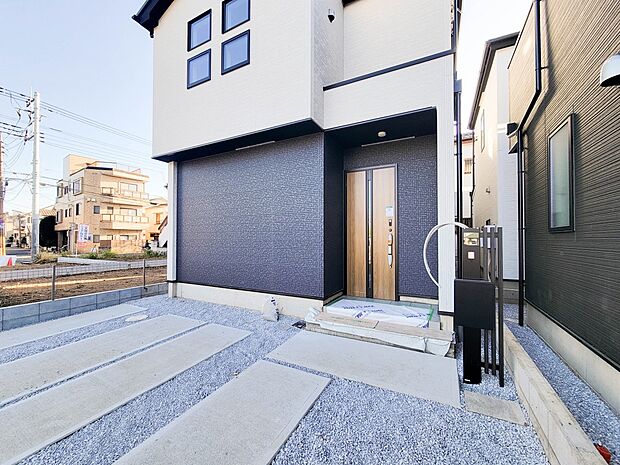 2号棟【玄関】玄関へ向かうまでのアプローチに漂う上質が期待感をもたせます。玄関は建物の顔。落着きを醸し出した自己主張が心に訴えてきます。