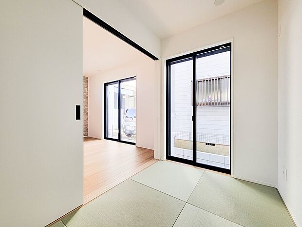 【和室】畳には音を吸収する作用があるので、元気いっぱいのお子さんの遊び場所として、最適な空間となるでしょう。また、クッション性があるのでお子さんが転んでケガをするリスクを軽減してくれます。