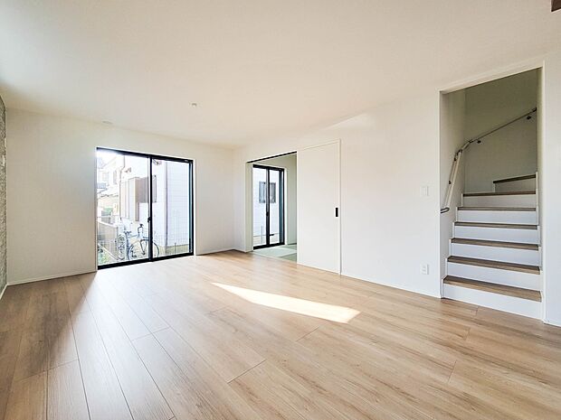 3号棟【ダイニングキッチン】会話でホッとコミュニケーションできるリビング。料理でホッとハピネスになるキッチンなど。人をホッとさせる最新設備・仕様を採用しています。