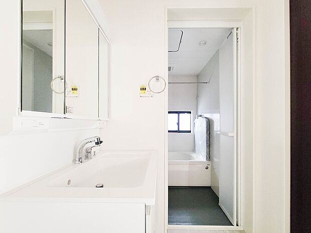 3号棟【脱衣所】洗面所は小さなプライベートスペース。歯磨き、洗顔と毎日施す個人空間。