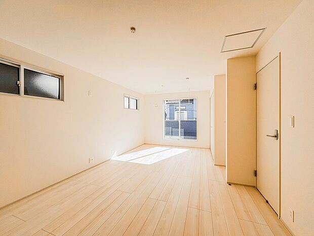 2号棟【洋室11帖】シンプルな内装はおしゃれのポイントです。シンプルは華美より飽きがこないからです。色や模様でおしゃれ感をだす。それがシンプルイズビューティーです。