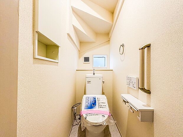 2号棟【トイレ】トイレ・ウォシュレット付。快適で衛生的な洗浄機能付温水シャワートイレです。