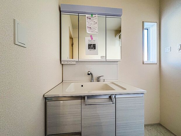 2号棟【洗面台】 十分な大きさの洗面台は、身だしなみチェックや歯磨きなど、朝の慌ただしい時間でもホテルライクなスペースで余裕とゆとりを感じて頂けます。