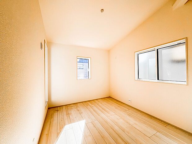 2号棟【洋室5.25帖】  快適に過ごす条件は、一人ひとり違います。だからこそ飾り過ぎないシンプルな内装と偏り過ぎないデザインで統一しました。
