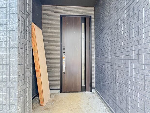 7号棟【玄関】家の顔となる玄関は、高いデザイン性が求められます。高級感と断熱性、防犯性に優れた玄関ドアを標準装備。ピッキング対策のセキュリティサムターン等、防犯に考慮しました。