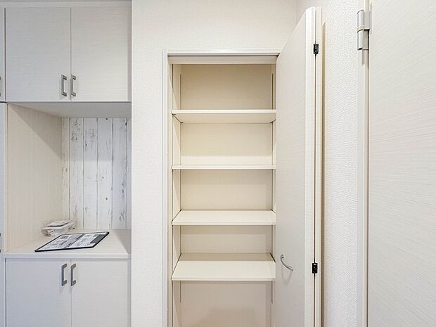 7号棟【シューズボックス（下駄箱）】  大型のシューズボックスには靴やブーツ、サンダルはもちろん、ハンカチや手袋、バック類などのお出かけ用品、印鑑や朱肉なども収納可能です。