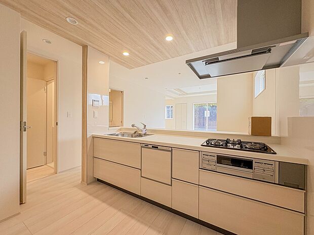 7号棟【カウンターキッチン】リビングにいるお子様と会話をしながら家事ができるカウンターキッチン。いま手があいているか、忙しそうなのか相手の様子を伺いながらコミュニケーションをとる訓練にもなり…