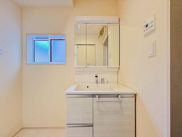 7号棟【三面鏡洗面化粧台】  ミラーを手前に引けば、楽な姿勢で髭剃りやメイクができます。合わせ鏡にすればヘアスタイルのチェックもラクラク。洗面化粧台のミラー裏にはたっぷり入る収納スペースを設…