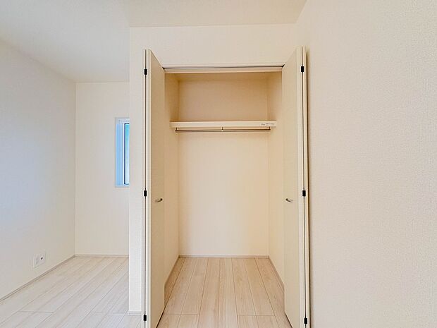 7号棟【収納】壁面クローゼットのメリットは、衣類が横一列に並ぶためひと目で洋服が選びやすいこと。衣類をたくさんお持ちの方も、限られたスペース内に無理なく収納することができます。