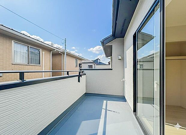 11号棟【バルコニー】  バルコニーから差し込む陽光・通風は、住環境・快適性と共に有り続ける貴重な「財産」です。