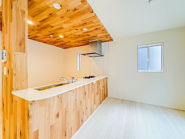 11号棟【ダイニングキッチン】会話でホッとコミュニケーションできるリビング。料理でホッとハピネスになるキッチンなど。人をホッとさせる最新設備・仕様を採用しています。