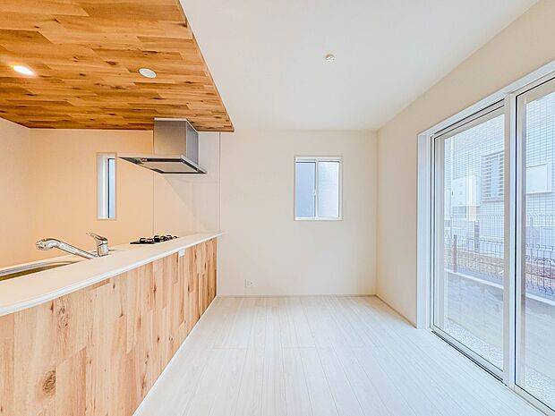 【ダイニング】忙しい朝でも家族揃って食事をしたいゆとりあるダイニングスペース。