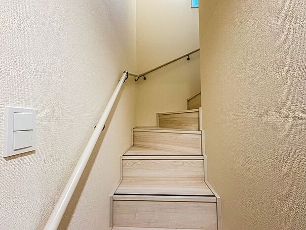 3号棟【手すり付階段】手すりがないと階段の昇り降りで危険なことはもちろん、壁に手をつきながら歩くことで壁紙が汚れやすくなります。すべての方に快適に昇り降りしていただくため、手すりを設置しまし…