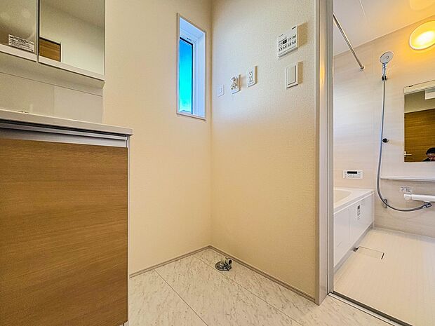 3号棟【脱衣所】洗面所は小さなプライベートスペース。歯磨き、洗顔と毎日施す個人空間。