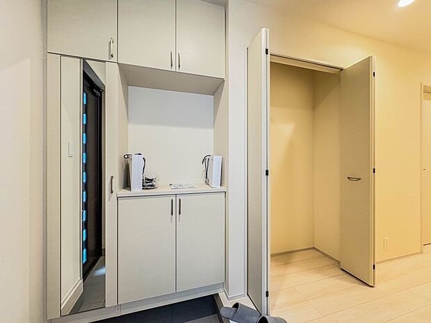 12号棟【シューズボックス（下駄箱）】  大型のシューズボックスには靴やブーツ、サンダルはもちろん、ハンカチや手袋、バック類などのお出かけ用品、印鑑や朱肉なども収納可能です。