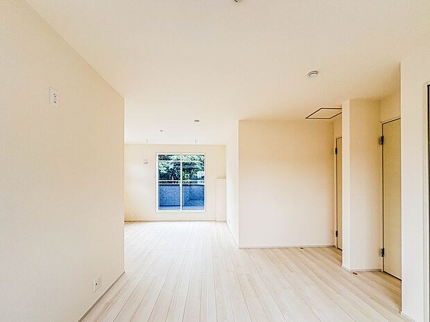 12号棟【洋室11.38帖】シンプルな内装はおしゃれのポイントです。シンプルは華美より飽きがこないからです。色や模様でおしゃれ感をだす。それがシンプルイズビューティーです。