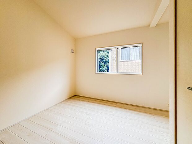 12号棟【洋室5.25帖】  快適に過ごす条件は、一人ひとり違います。だからこそ飾り過ぎないシンプルな内装と偏り過ぎないデザインで統一しました。