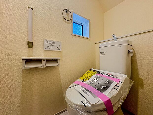 12号棟【トイレ】トイレ・ウォシュレット付。快適で衛生的な洗浄機能付温水シャワートイレです。