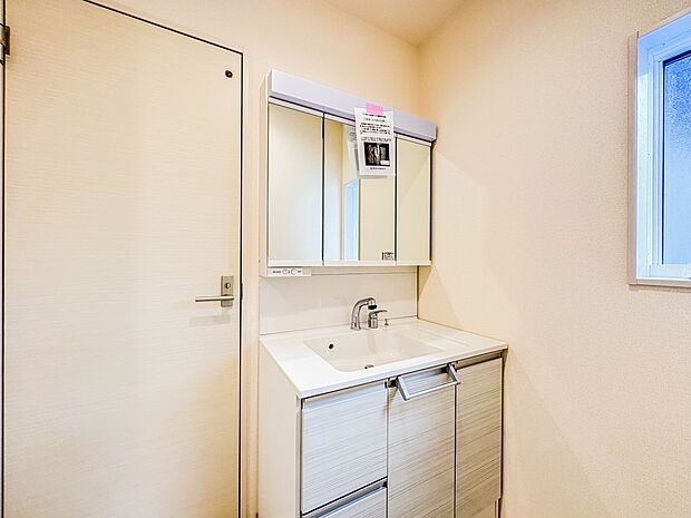 12号棟【洗面台】 十分な大きさの洗面台は、身だしなみチェックや歯磨きなど、朝の慌ただしい時間でもホテルライクなスペースで余裕とゆとりを感じて頂けます。