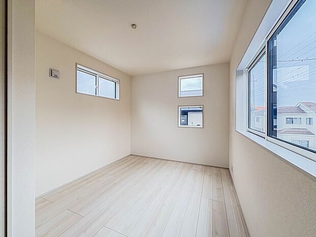 12号棟【洋室6帖】  シンプルにデザインされた室内。家具やレイアウトでお好みの空間に。