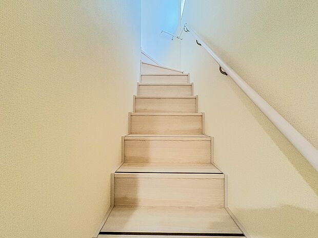 【手すり付階段】手すりがないと階段の昇り降りで危険なことはもちろん、壁に手をつきながら歩くことで壁紙が汚れやすくなります。すべての方に快適に昇り降りしていただくため、手すりを設置しました。