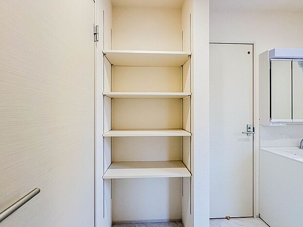 12号棟【Laundry space】毎日使う洗濯機。しっかりと奥行きのある置き場が確保されています。