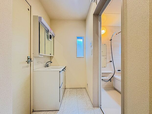 12号棟【脱衣所】洗面所は小さなプライベートスペース。歯磨き、洗顔と毎日施す個人空間。