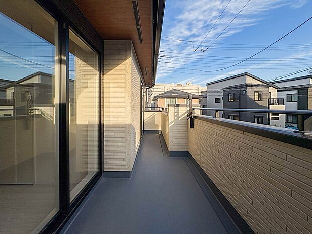 1号棟【バルコニー】  バルコニーから差し込む陽光・通風は、住環境・快適性と共に有り続ける貴重な「財産」です。