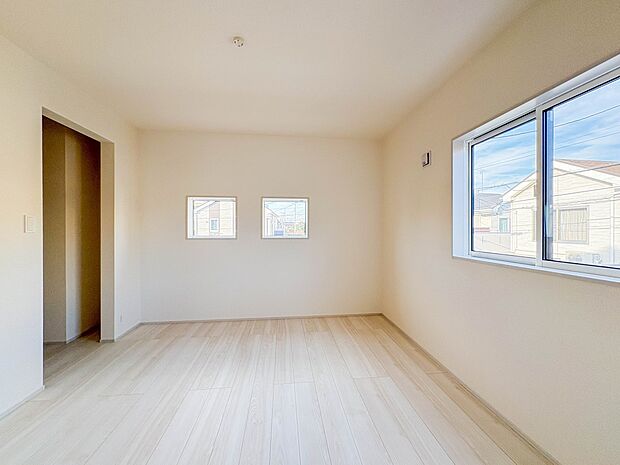 1号棟【洋室6.12帖】  シンプルにデザインされた室内。家具やレイアウトでお好みの空間に。