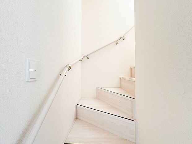 1号棟【手すり付階段】手すりがないと階段の昇り降りで危険なことはもちろん、壁に手をつきながら歩くことで壁紙が汚れやすくなります。すべての方に快適に昇り降りしていただくため、手すりを設置しまし…