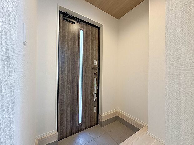 【玄関】玄関はおうちの顔と言われます。玄関アプローチは、外観デザインの印象を左右します。ご家族の個性を出しながら、素敵な玄関でお客様をお迎えしてください。