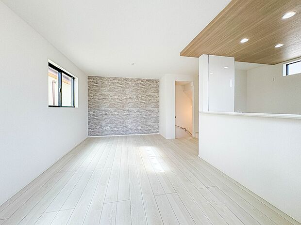 【LDK16帖　ワイドバルコニー付き】インテリアショップで見掛けた「あの家具」も置ける、ゆったりとした空間。時に広さが上質な寛ぎの時間になる事も。